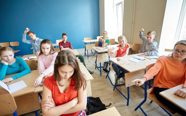 Studenten achter medeleerling Maakt een reservekopie school Stockfoto © dolgachov