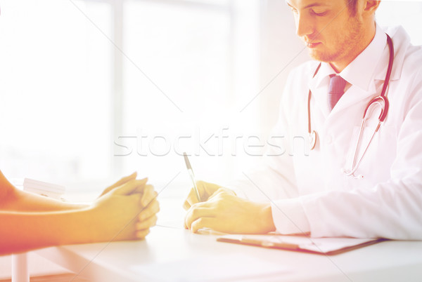 Beteg orvos jegyzetel közelkép orvosi egészség Stock fotó © dolgachov