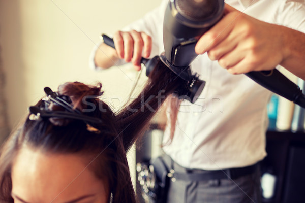 Stilist coafura salon frumuseţe Imagine de stoc © dolgachov