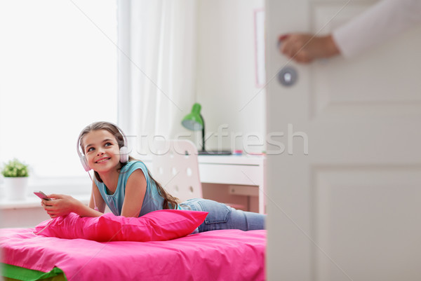 Dziewczyna słuchawki smartphone domu ludzi dzieci Zdjęcia stock © dolgachov