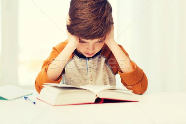 Foto stock: Estudiante · nino · lectura · libro · libro · de · texto · casa