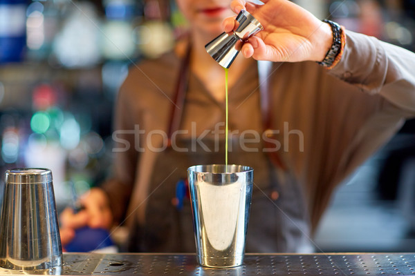 酒保 雞尾酒 沙克爾 酒吧 酒精 飲料 商業照片 © dolgachov