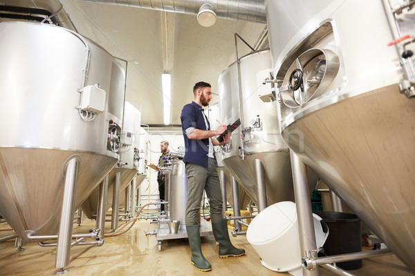 男子 剪貼板 釀酒廠 啤酒 植物 生產 商業照片 © dolgachov