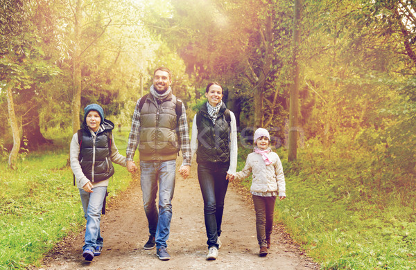 Foto stock: Familia · feliz · senderismo · bosques · ir · de · excursión · viaje · turismo