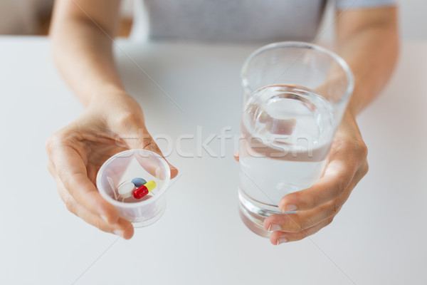 Stockfoto: Handen · pillen · glas · water · geneeskunde