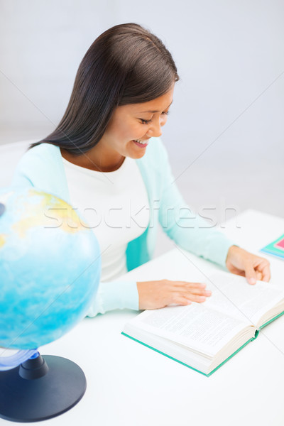 Vrouwelijke leraar wereldbol boek onderwijs school Stockfoto © dolgachov