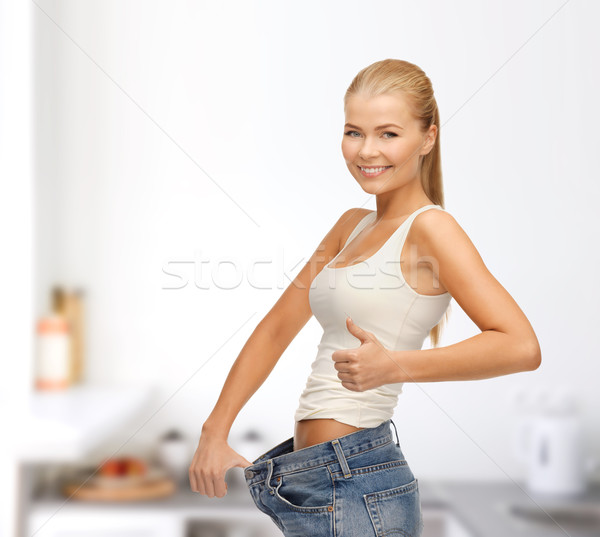 Vrouw tonen groot pants fitness Stockfoto © dolgachov