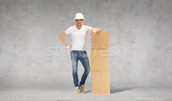 Hombre casco torre cartón cajas edificio Foto stock © dolgachov