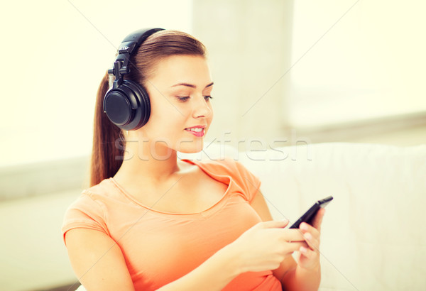 Stockfoto: Vrouw · hoofdtelefoon · smartphone · home · muziek
