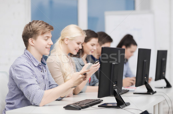 Estudantes monitor de computador smartphones educação internet grupo Foto stock © dolgachov