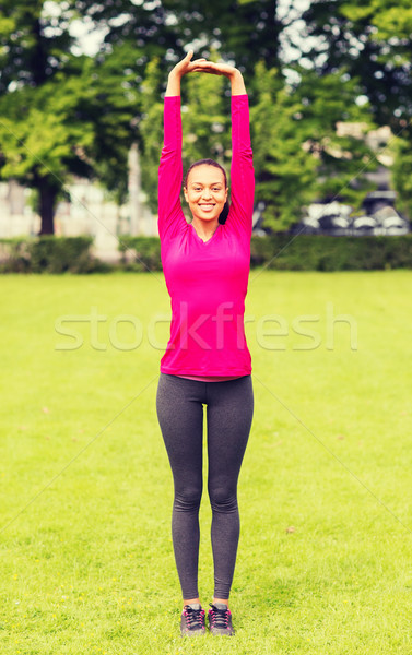 Souriant femme noire jambe extérieur fitness [[stock_photo]] © dolgachov