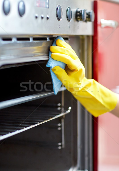 關閉 女子 清洗 烤箱 家 廚房 商業照片 © dolgachov