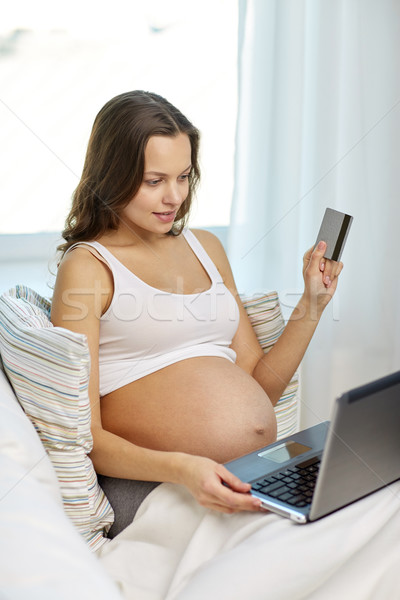Femeie gravida laptop card de credit acasă sarcină Imagine de stoc © dolgachov