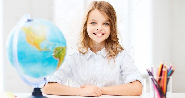 Student meisje wereldbol school onderwijs weinig Stockfoto © dolgachov