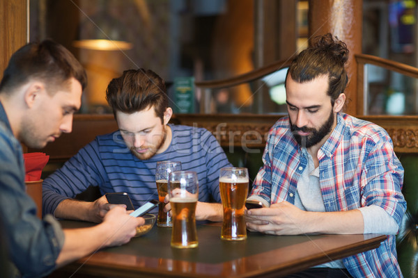 мужчины друзей питьевой пива Бар Сток-фото © dolgachov