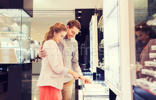 Foto stock: Feliz · casal · escolher · anel · de · noivado · shopping · venda