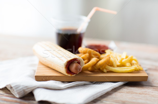 Közelkép gyorsételek harapnivalók ital asztal egészségtelen étkezés Stock fotó © dolgachov