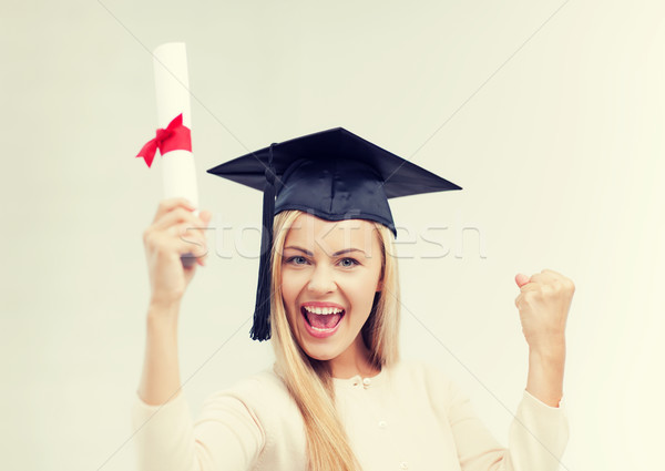 Diák érettségi sapka bizonyítvány boldog lány Stock fotó © dolgachov