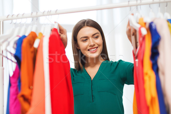 Glücklich Frau Auswahl Kleidung home Kleiderschrank Stock foto © dolgachov