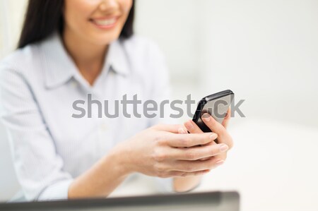 Közelkép nő sms chat okostelefon üzlet technológia Stock fotó © dolgachov
