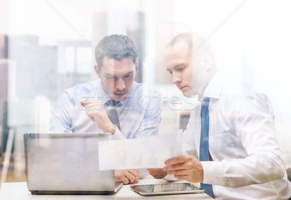 Zdjęcia stock: Dwa · biznesmenów · dyskusji · biuro · działalności · technologii