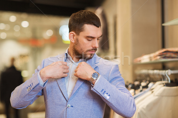 Tânăr sacou îmbrăcăminte stoca vânzare cumpărături Imagine de stoc © dolgachov