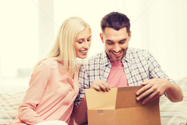 Feliz Pareja paquete cuadro casa personas Foto stock © dolgachov