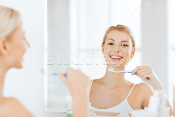 Foto stock: Mujer · cepillo · de · dientes · limpieza · dientes · bano