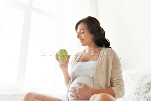 Zdjęcia stock: Szczęśliwy · kobieta · w · ciąży · jedzenie · zielone · jabłko · domu