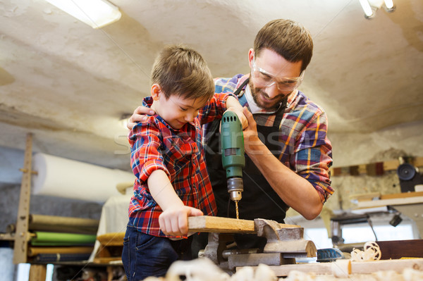 Figlio di padre trapano lavoro workshop famiglia carpenteria Foto d'archivio © dolgachov