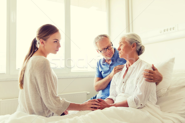 Familia enfermo altos mujer hospital medicina Foto stock © dolgachov
