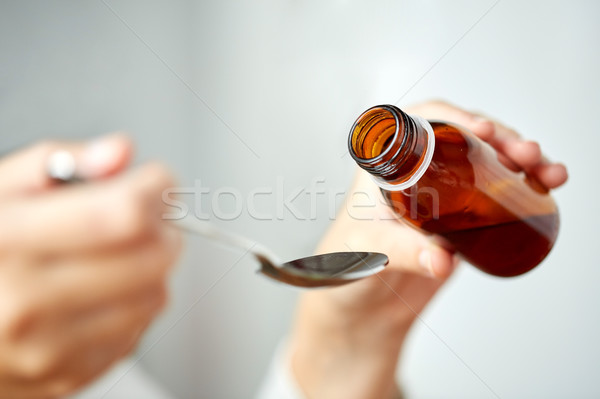 [[stock_photo]]: Femme · médication · bouteille · cuillère · santé