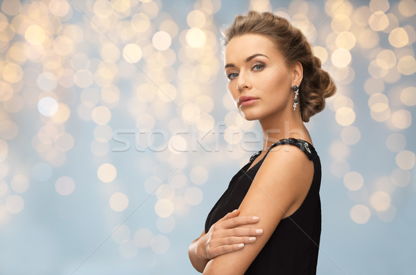 Femeie rochie de seara cercel oameni concediu bijuterii Imagine de stoc © dolgachov