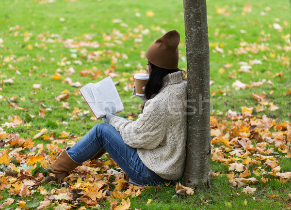 Сток-фото: женщину · книга · питьевой · кофе · осень · парка
