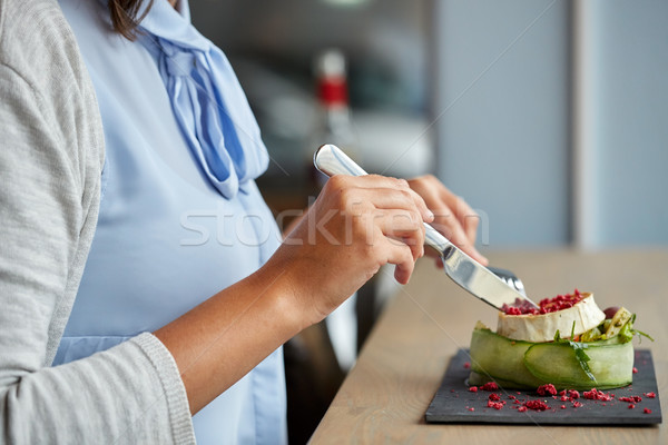 Vrouw eten geitenkaas salade restaurant eten culinair Stockfoto © dolgachov