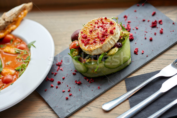 Kecskesajt saláta zöldségek éttermi étel gasztronómiai konyha Stock fotó © dolgachov