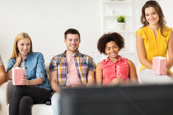 Foto stock: Feliz · amigos · pipoca · assistindo · tv · casa