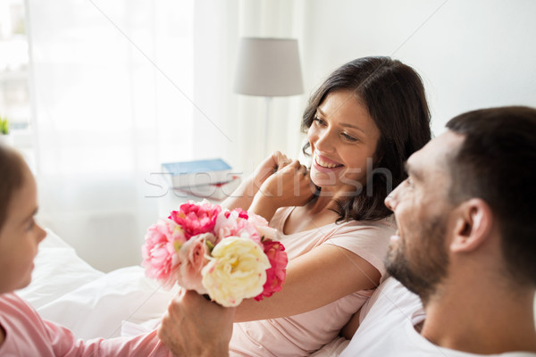 Mädchen glücklich Blumen Mutter Bett home Menschen Stock foto © dolgachov