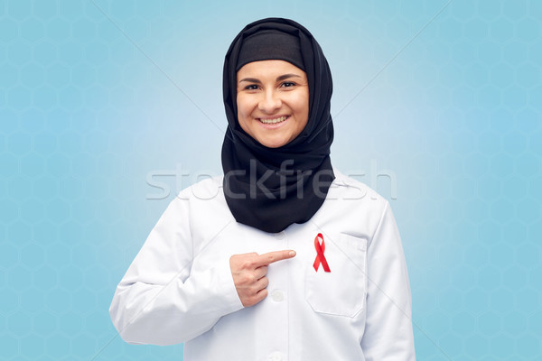 Muçulmano médico hijab vermelho consciência fita Foto stock © dolgachov