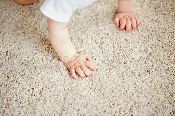 Mãos bebê piso tapete infância Foto stock © dolgachov