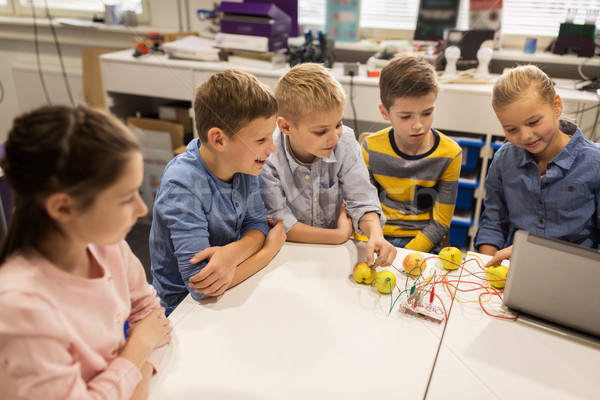 Copii inventie robotica şcoală educaţie Imagine de stoc © dolgachov