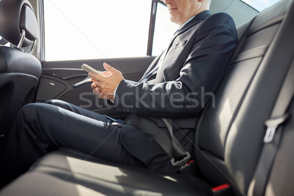 Senior zakenman smartphone auto vervoer Stockfoto © dolgachov