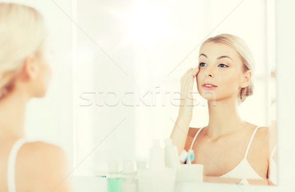 Сток-фото: счастливым · женщину · кремом · лице · ванную
