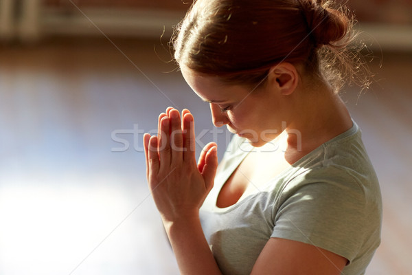 Vrouw mediteren yoga studio godsdienst Stockfoto © dolgachov