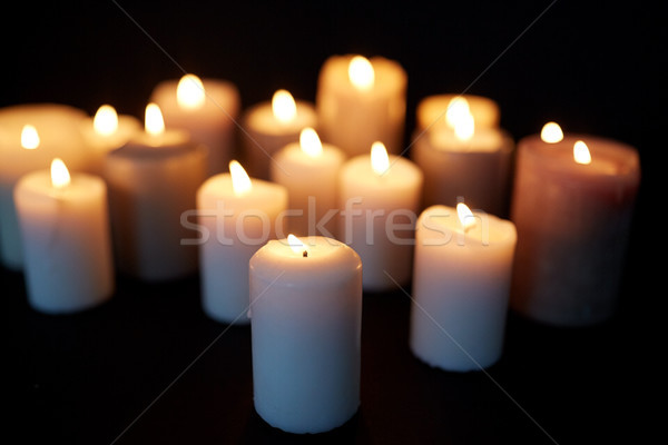 Kaarsen brandend duisternis zwarte rouw licht Stockfoto © dolgachov