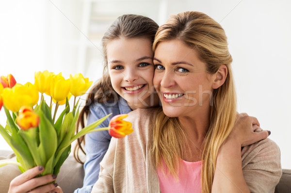 Foto stock: Menina · feliz · flores · mãe · casa · pessoas · família