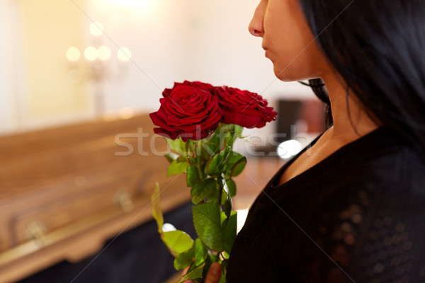 Nő vörös rózsák koporsó temetés emberek gyász Stock fotó © dolgachov