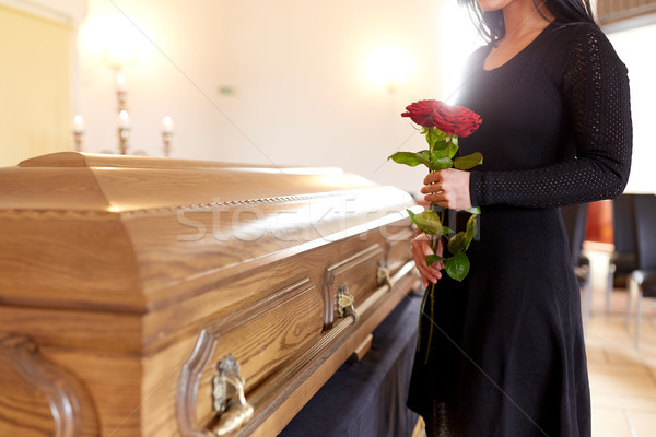 Frau rote Rosen Sarg Beerdigung Menschen Trauer Stock foto © dolgachov
