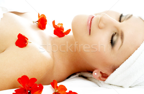 Rojo flor pétalos spa hermosa dama Foto stock © dolgachov