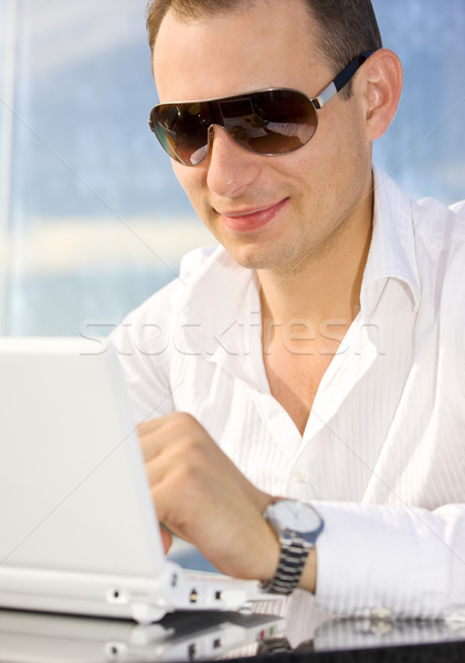 Biznesmen wypoczynku laptop zdjęcie przystojny działalności Zdjęcia stock © dolgachov